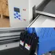 Industrieller Zweikopf-UV-Drucker zum Bedrucken von zylindrischen Flaschen und flachen Substraten
