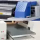Industrieller Zweikopf-UV-Drucker zum Bedrucken von zylindrischen Flaschen und flachen Substraten