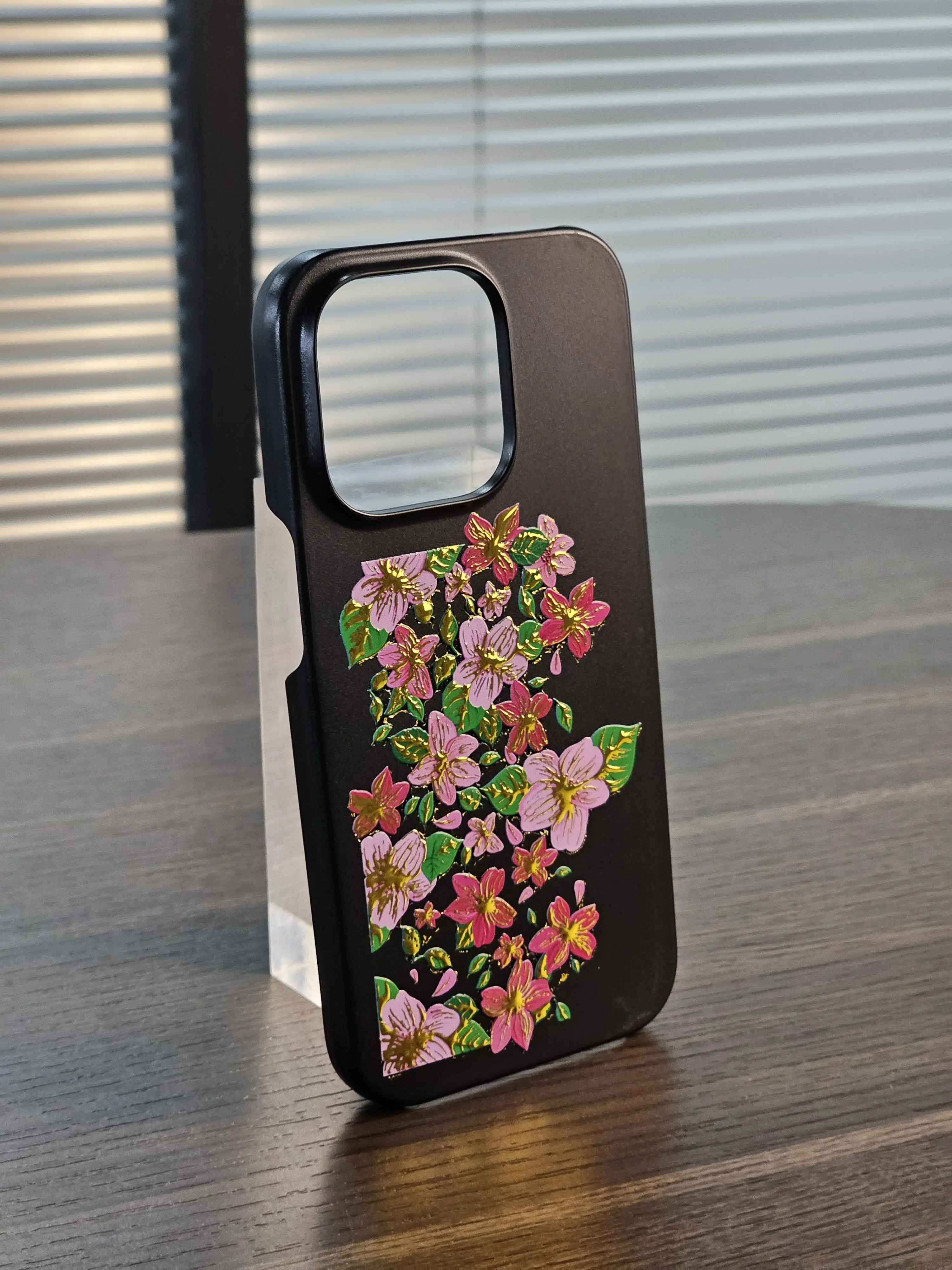 Waterproof and scratch-resistant UV DTF sticker durability test