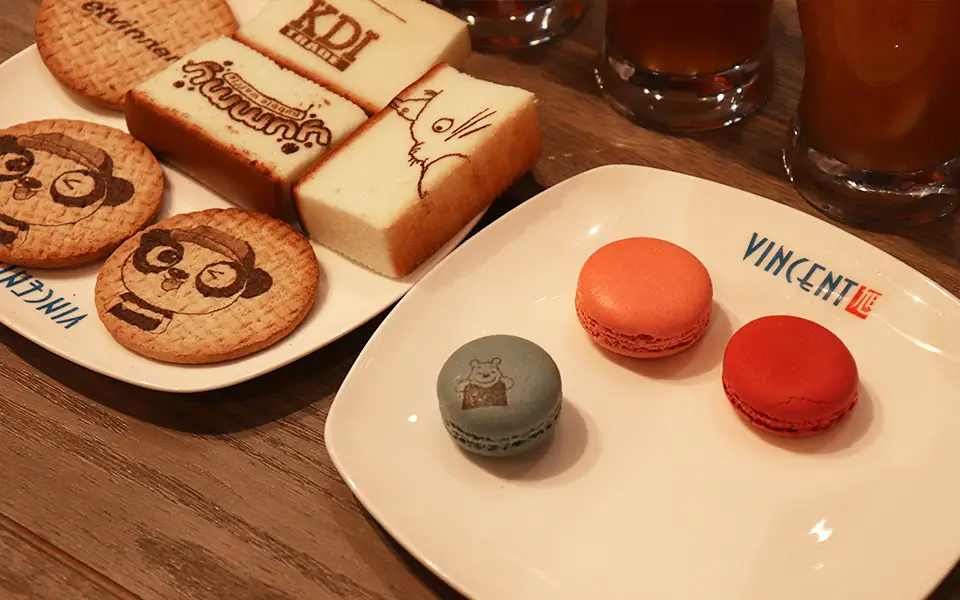 High-resolution edible printing on coffee foam and milk tea