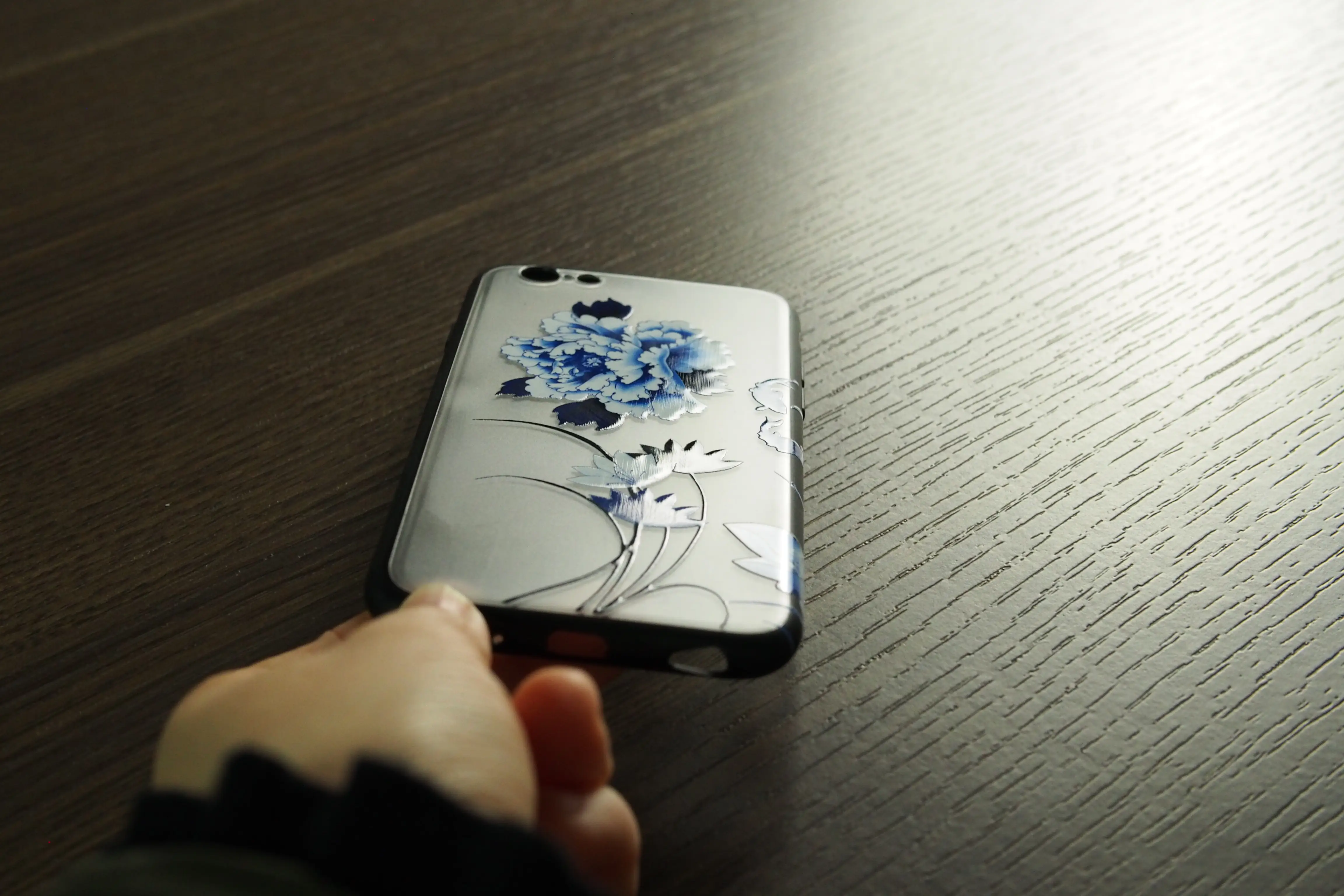 UV printer with glossy varnish and 3D embossed effect