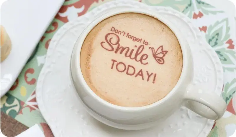 Arte latte en café impreso con mensaje de sonrisa usando ST-1