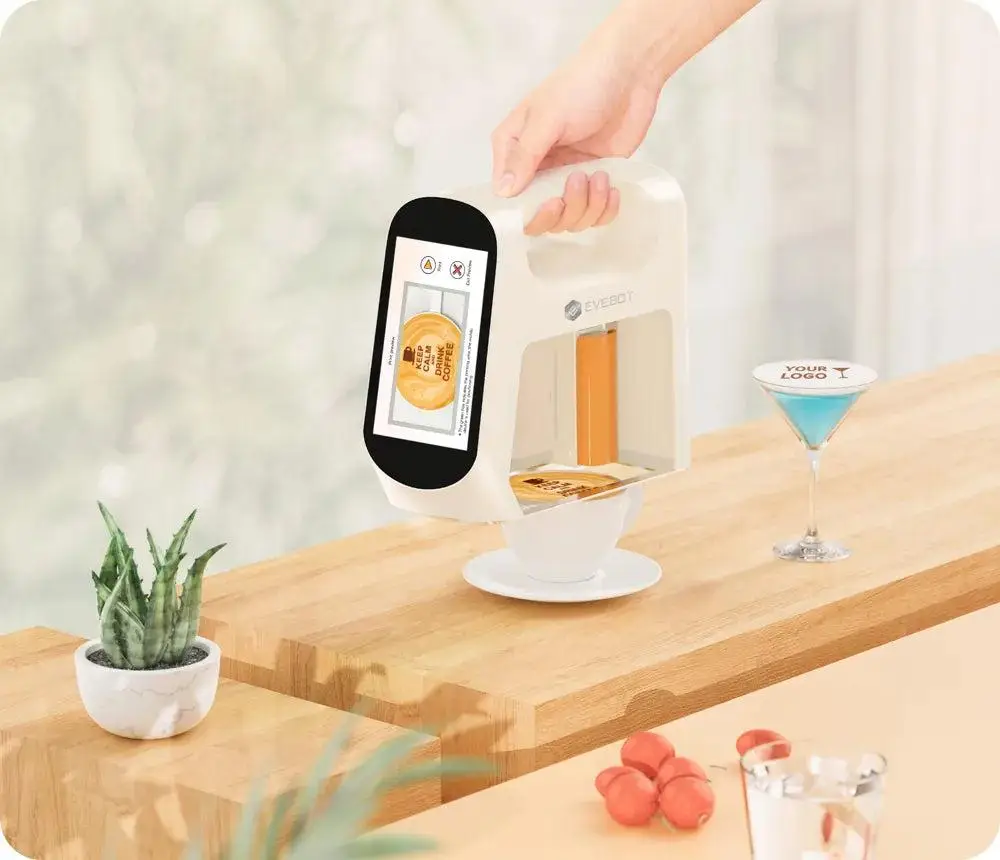 Impresora de alimentos portátil inteligente ST-1 imprimiendo sobre una taza de café