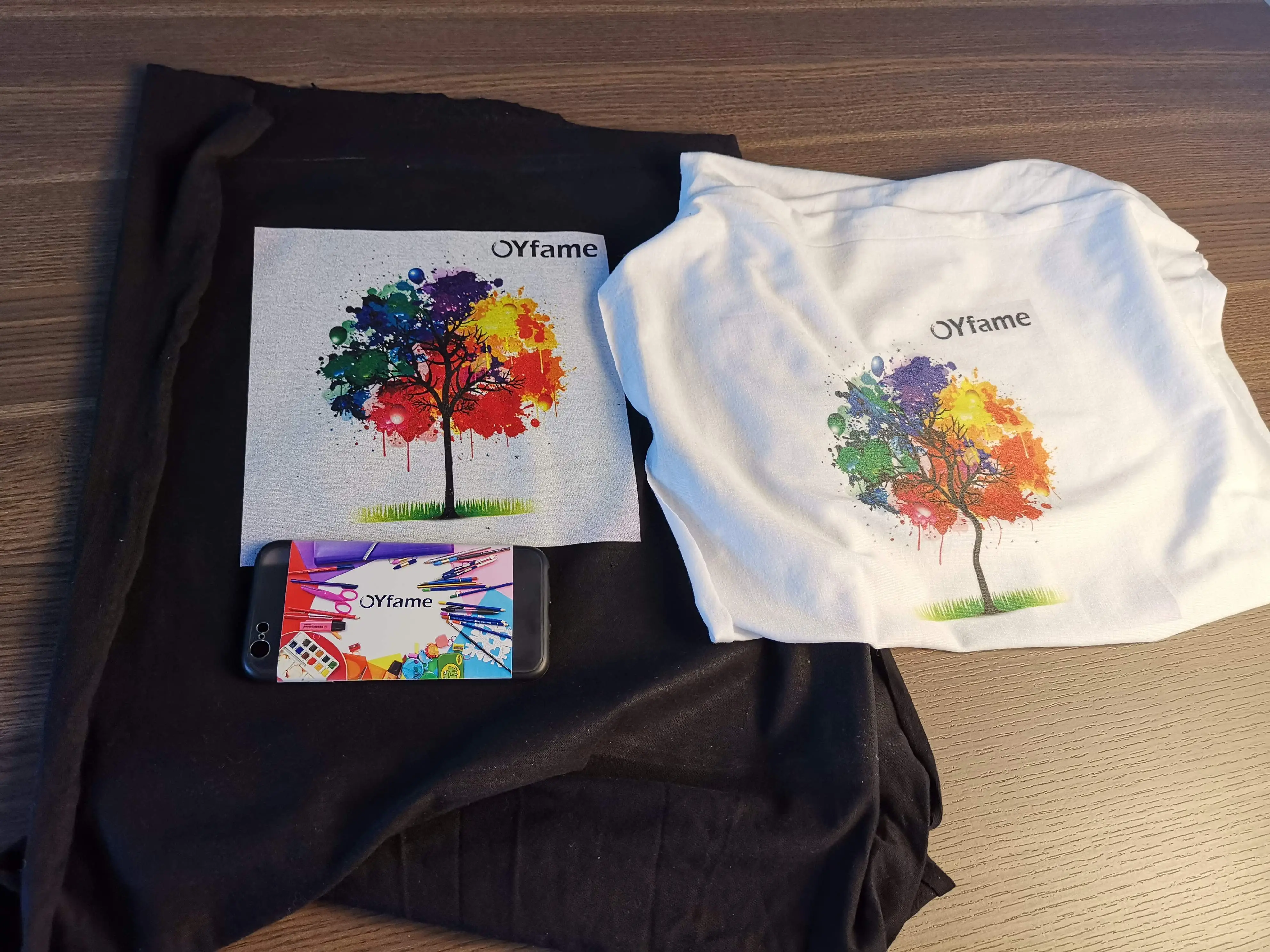 Muestra de máquina de impresión DTG — camiseta oscura con tinta blanca