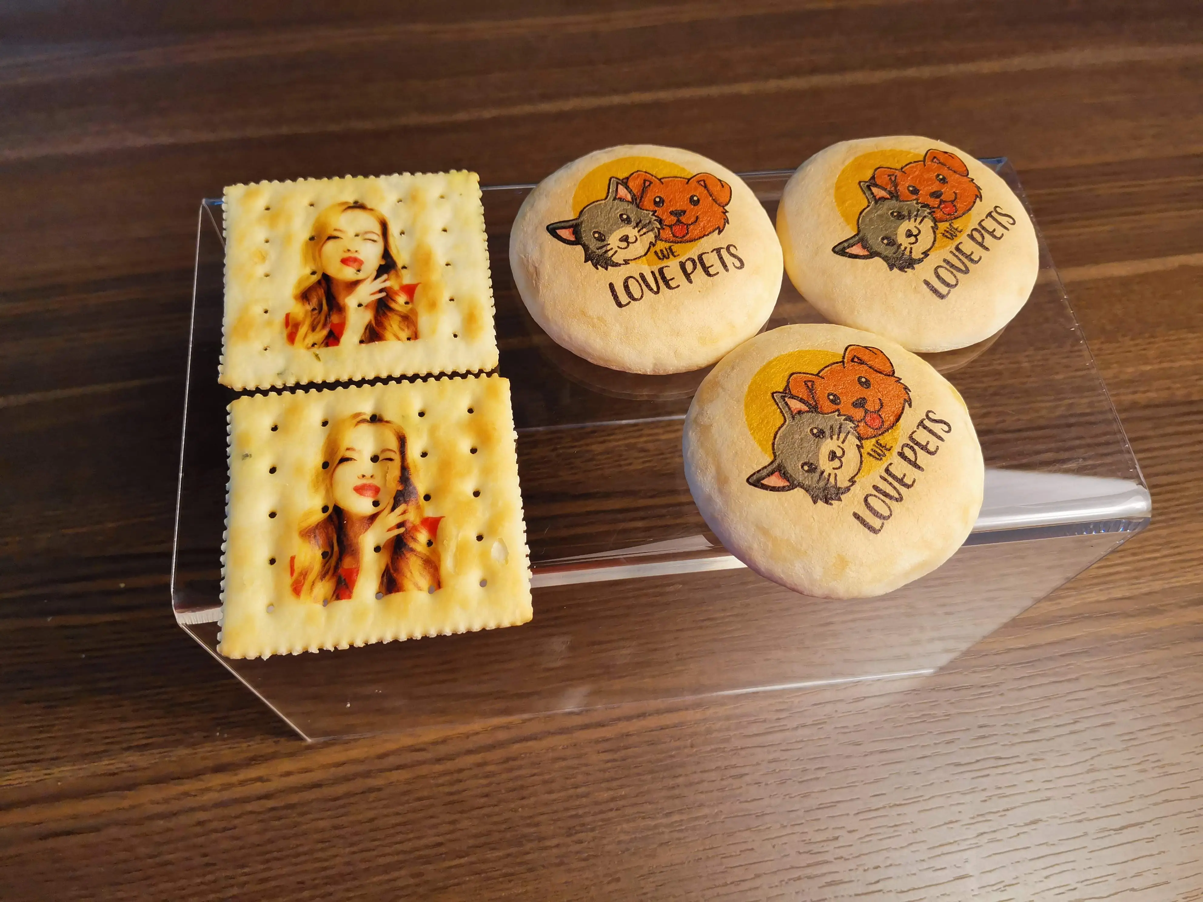 High-resolution edible ink printing on custom cakes and pastries