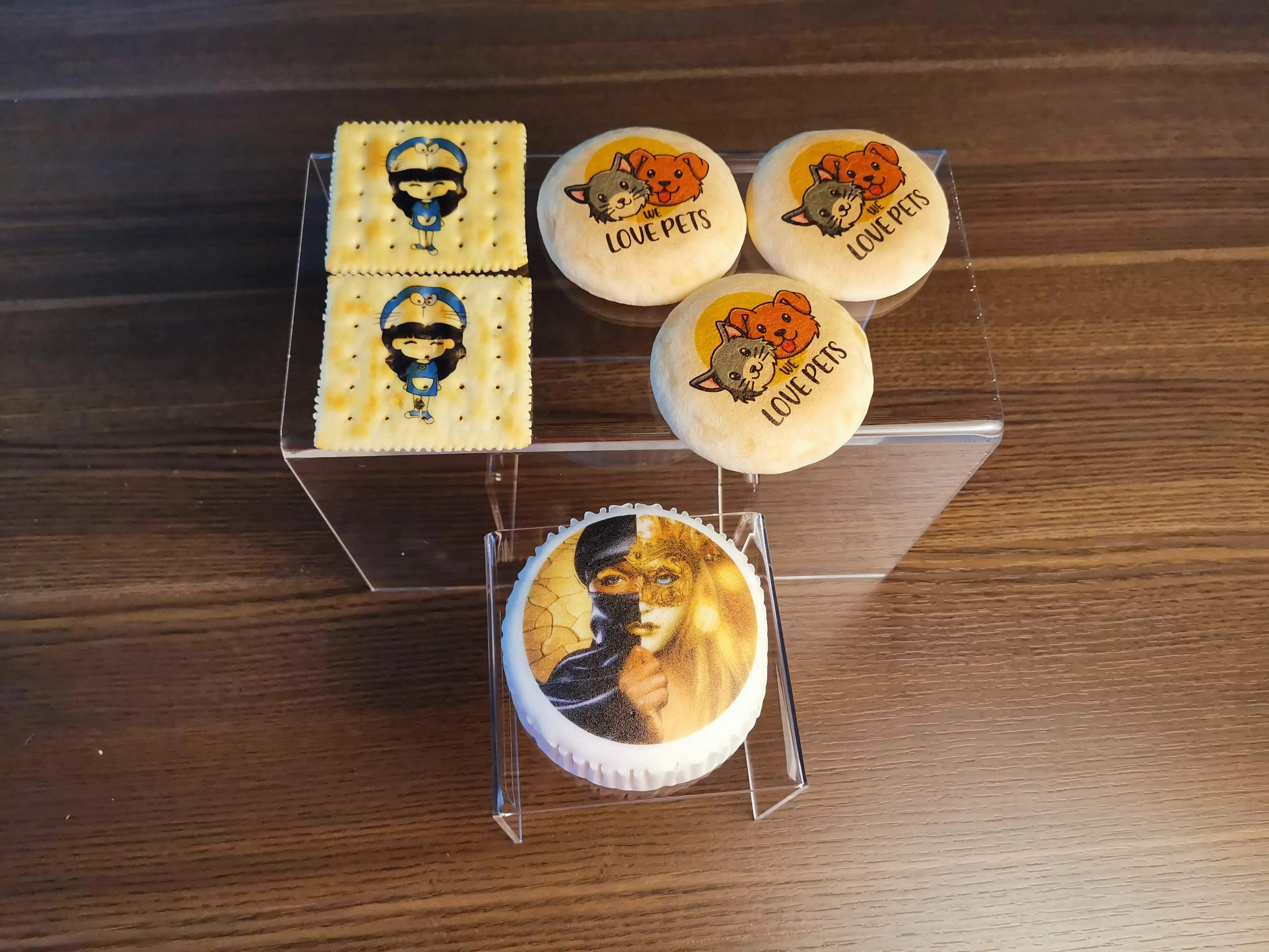 Custom edible prints on cookies and macarons