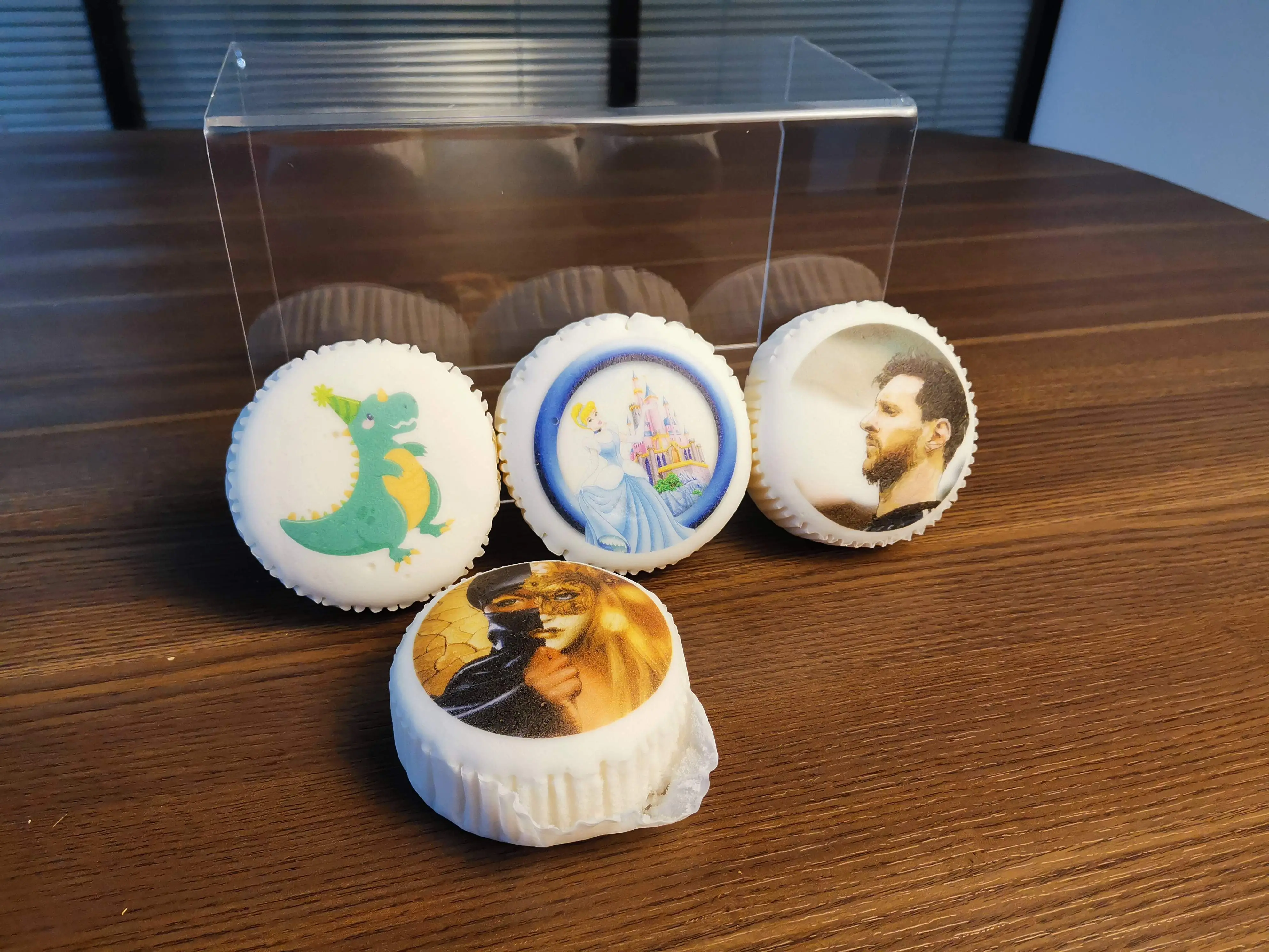 Vibrant personalized designs on cookies and macarons using food-safe ink